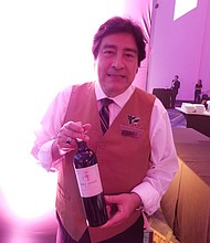 VINOS. Los vinos chilenos también estuvieron presentes. Arturo nos muestra una botella de Noble Custodio.