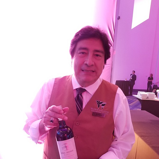 VINOS. Los vinos chilenos también estuvieron presentes. Arturo nos muestra una botella de Noble Custodio.