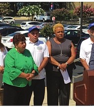 Con una feria de salud y actividades familiares, la comunidad salvadoreña del área de Washington DC podrá celebrar en el Octavo Festival Salvadoreño Americano que se llevará a cabo este domingo seis de agosto en el Montgomery College en Rockville, MD. En la foto aparecen el Ejecutivo del condado Isiah Leggett, la Delegada Estatal Ana Sol Gutiérrez, la Presidenta de Montgomery College Dra. De- Rionne Pollard, la Cónsul General de El Salvador Ena Peña y representantes de COTSA durante una rueda de prensa el miércoles 2 de agosto en que se discutieron detalles en preparación al festival.