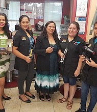 Paula Granados (centro) junto a una de sus instructoras (izquierda) y algunas de sus estudiantes