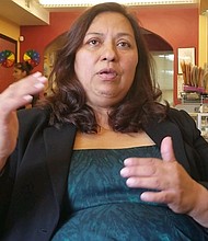 Gracias a la insistencia de Paula, aprobaron el examen en español para la licencia de barberos