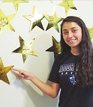 La guatemalteca Rosa Reyes llegó de su país con dificultades para hablar inglés y mejoró su forma de expresarse gracias al programa de liderazgo del Latin American Youth Center (LAYC). Hoy la joven de 19 años siente que el LAYC cambió su vida.