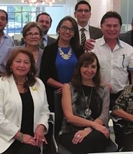 UNIDOS. La cónsul Gloria Lisette Nalvarte junto a miembros de asociaciones peruanas.