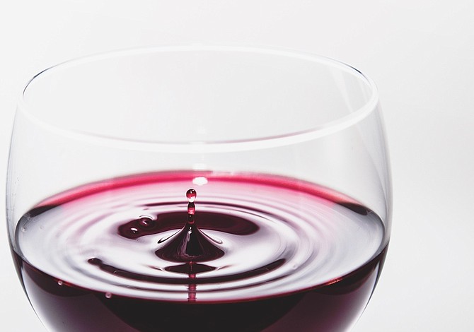 Una copa de vino tinto trae muchos beneficios...Conoce algunos de ellos