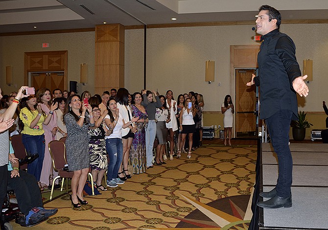 Ismael Cala presenta en Miami parte de su gira