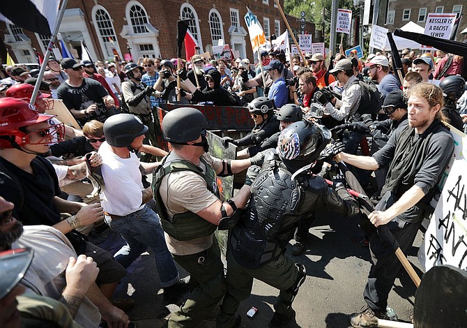 Trump culpa tanto a supremacistas como a izquierda de violencia en Virginia