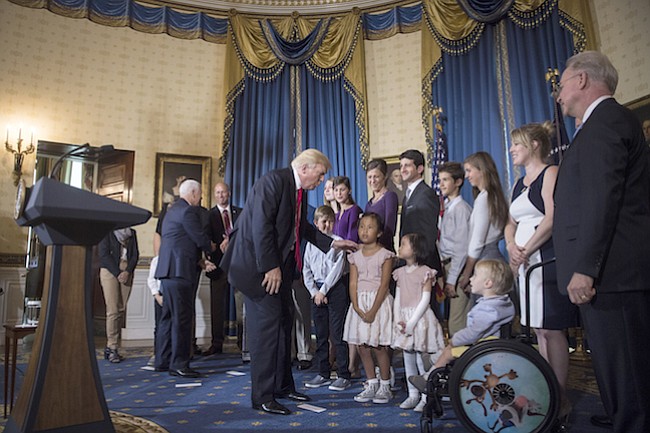Ocho de cada 10 personas piensan que Trump es responsable de que el Obamacare funcione