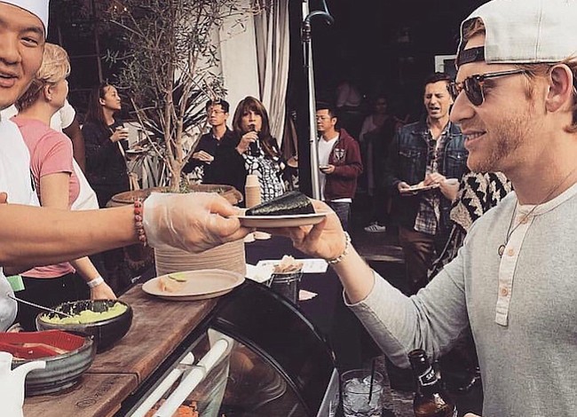 ¿Has visto a los hipsters haciendo fila afuera de nuevos restaurantes? Esta aplicación móvil les paga para que lo hagan