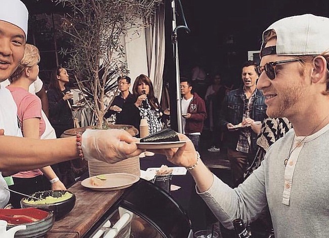 ¿Has visto a los hipsters haciendo fila afuera de nuevos restaurantes? Esta aplicación móvil les paga para que lo hagan