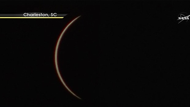 Así inició el eclipse de sol en Charleston, Carolina del Sur. Foto-Cortesía: NASA TV, Public Channel.