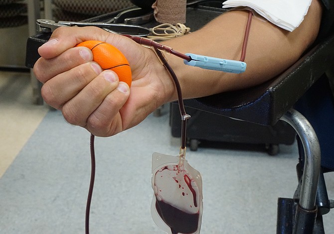 Dona sangre a la Cruz Roja y recibe un corte de cabello gratis