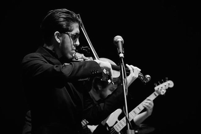 Violinista venezolano comparte su música con el mundo