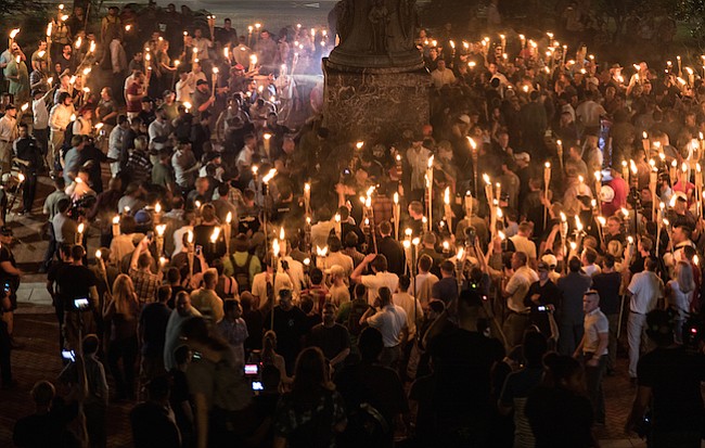 Los votantes de Virginia están divididos en cuanto a la culpa de la violencia de Charlottesville y quieren que las estatuas de Confederados se mantenga.