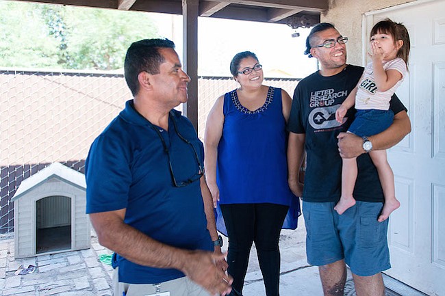 Con visitas a domicilio ayudan a padres latinos a criar hijos más sanos