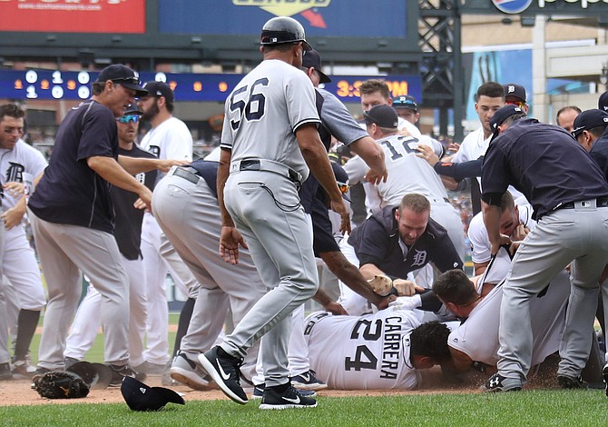 Indios ganan por paliza a Medias Rojas; batalla campal en Detroit