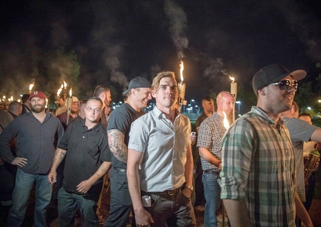 Los Neo-Nazis están usando la moda en un intento de normalizarse, y la industria de la moda debe pronunciarse