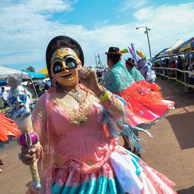 DEDICACIÓN. Los participantes importan trajes y elementos decorativos para lucirlos en el Festival.