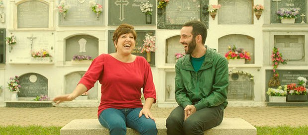 ESPAÑA. En el corto “The Whole World” (El Mundo Entero) dirigido por Julián Quintanilla, el protagonista visita a su madre muerta en un cementerio, como lo hace todos los años, y ella se aparece para hacerle un pedido que lo sorprenderá.