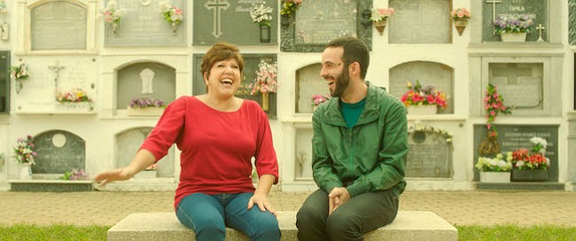 ESPAÑA. En el corto “The Whole World” (El Mundo Entero) dirigido por Julián Quintanilla, el protagonista visita a su madre muerta en un cementerio, como lo hace todos los años, y ella se aparece para hacerle un pedido que lo sorprenderá.