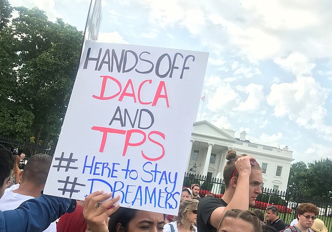 Si el presidente Trump no negocia DACA, algunos demócratas amenazan con cerrar el gobierno