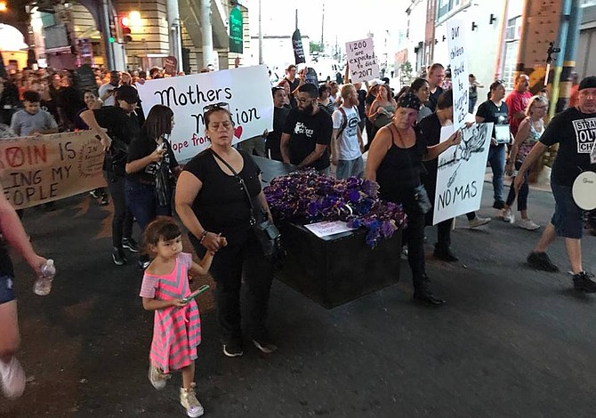 Marcha en negro. “La adicción no es un crimen, es una enfermedad”