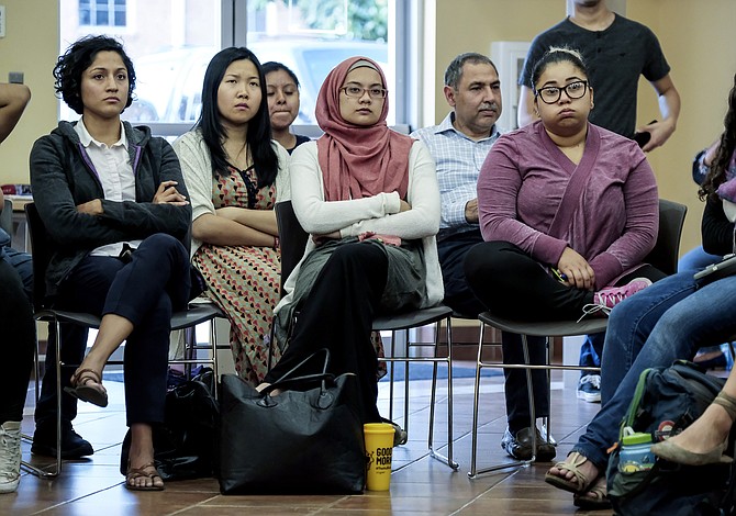 Jóvenes inmigrantes y sus defensores luchan contrarreloj para renovar DACA