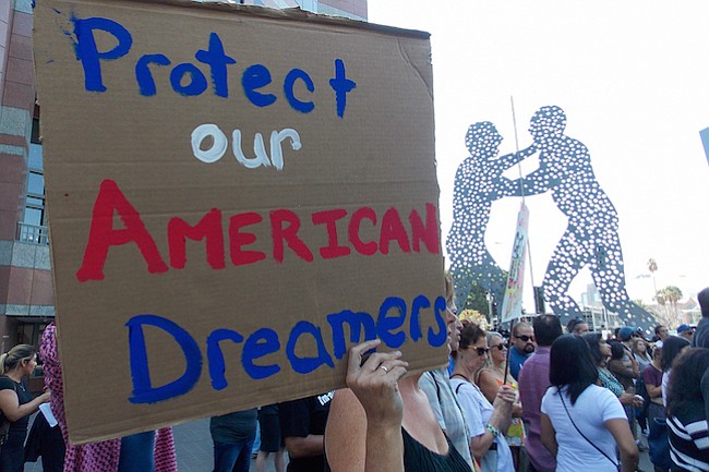Lo que sabemos sobre cómo el fallo del juez afectará a los Dreamers