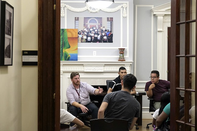 El abogado Nicholas Katz, a la izquierda, habla con los receptores de DACA en el Centro Multicultural CASA en Hyattsville, Maryland, el jueves.