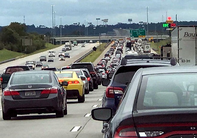 Afectados por Irma regresan a Florida con falta de gasolina