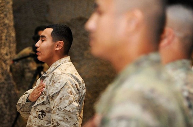 El Ejército de los EEUU descarta contratos de cientos de reclutas inmigrantes y algunos podrían ser deportados
