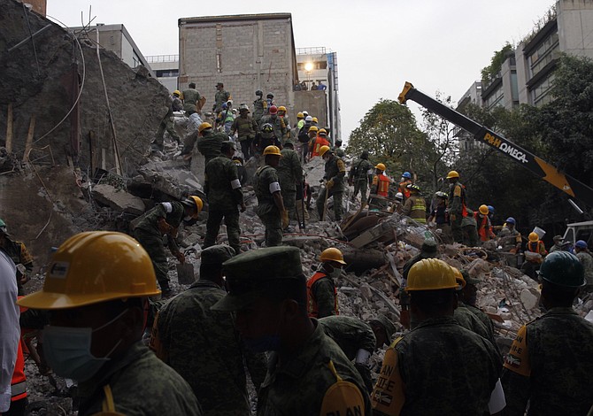 Residentes de la Ciudad de México buscan durante la noche a supervivientes de terremoto que mató a más de 200 personas