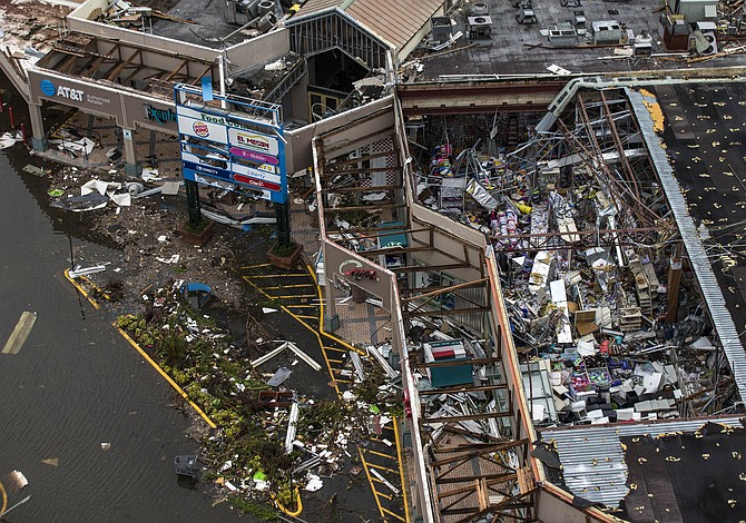 “Sólo necesito a mi madre”: La frenética búsqueda para contactar a sus seres queridos en Puerto Rico