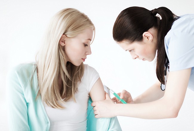 ¿Necesitan los universitarios la vacuna contra la meningitis B?
