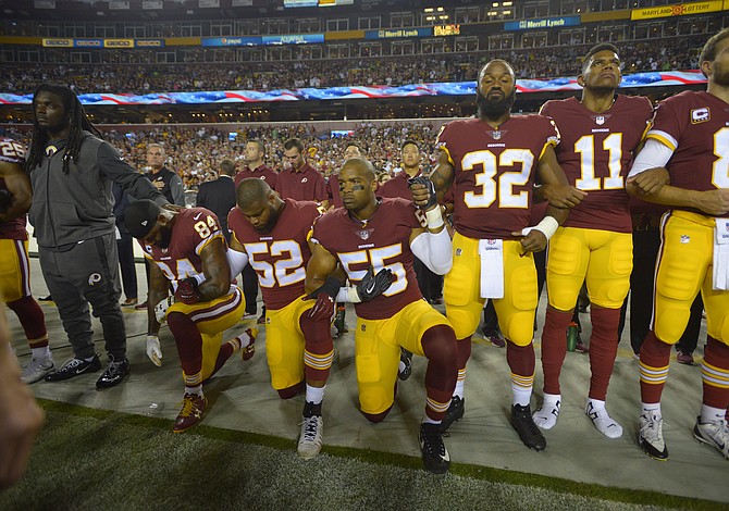 Cuando los jugadores de la NFL protestan contra el racismo, algunos críticos solo ven “atletas millonarios” quienes deben callar