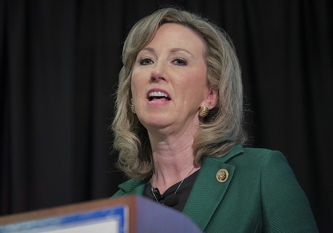 Comstock le dice a Trump que no necesitan cerrar el gobierno a falta de un acuerdo legislativo sobre inmigración