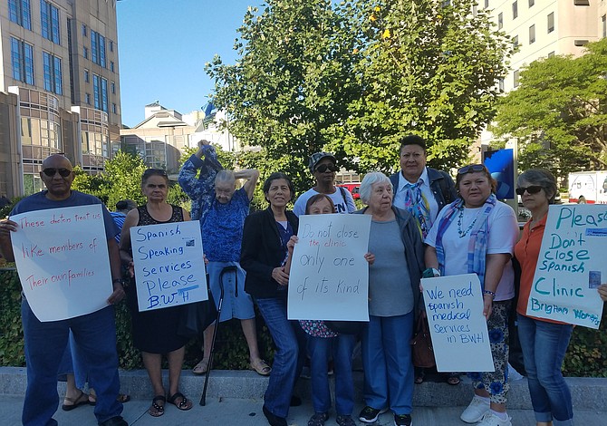 Pacientes latinos protestan contra el cierre de la clínica hispana del Brigham and Women's