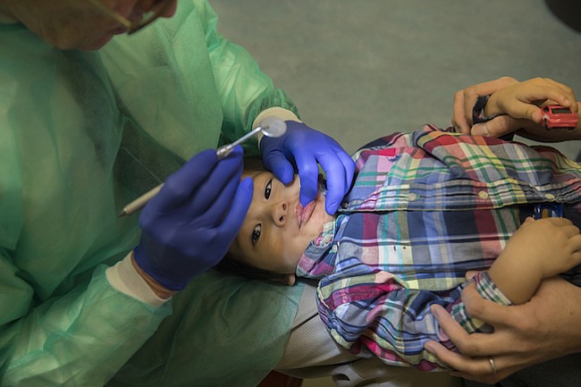 Por qué hay que llevar al bebé al dentista antes que cumpla el año