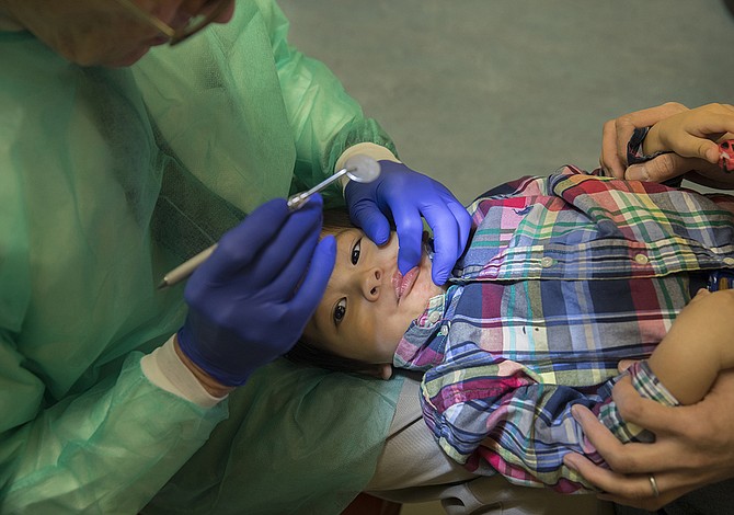 Por qué hay que llevar al bebé al dentista antes que cumpla el año