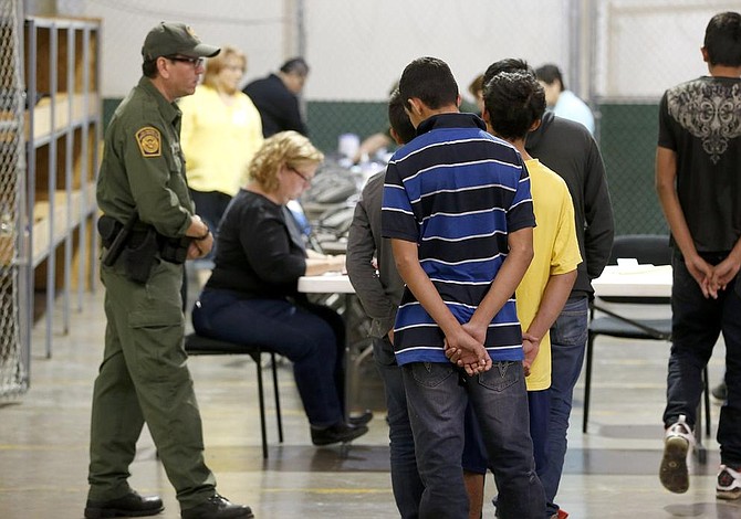 Más de cien jueces aceleran asilos o deportaciones en centros de detención