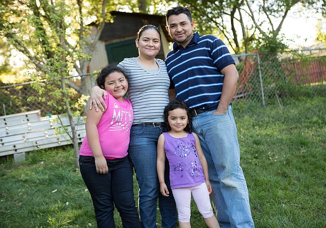 Ella no soporta la idea de dejar a sus hijas. Pero no quiere ser una criminal.