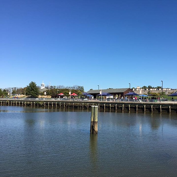RÍO. Una hermosa vista de otoño del rio Anacostia en el Waterfront Park de Bladensburg, MD.
