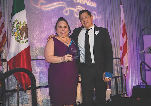 GALARDONADO. Margarita Dilone, Chair de la Junta de la GWHCC y Presidenta & CEO de Crystal Insurance Group, Inc; y José Antonio Tijerino, Presidente & CEO de Hispanic Heritage Foundation, quien fue homenajeado por su Sevicio Público en la Cena de Embajadas de GWHCC.