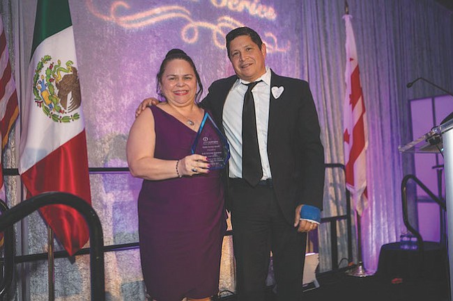 GALARDONADO. Margarita Dilone, Chair de la Junta de la GWHCC y Presidenta & CEO de Crystal Insurance Group, Inc; y José Antonio Tijerino, Presidente & CEO de Hispanic Heritage Foundation, quien fue homenajeado por su Sevicio Público en la Cena de Embajadas de GWHCC.