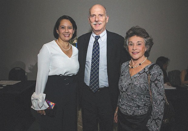 INVITADOS ESPECIALES. De izq. a der.: Ana Harvey, ex Directora del District of Columbia Department of Small and Local Business Development; Phil Mendelson, Chairman de DC Council; y Jane Lee García, Presidenta Emeritus y Fundadora de Carlos Rosario International Public Charter School.