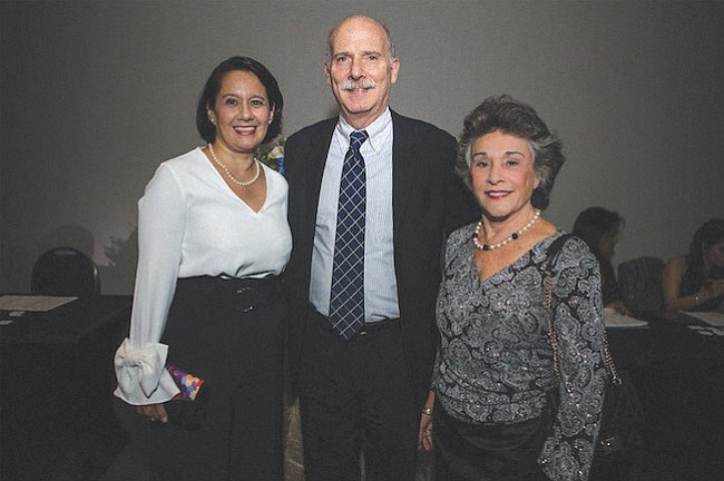 INVITADOS ESPECIALES. De izq. a der.: Ana Harvey, ex Directora del District of Columbia Department of Small and Local Business Development; Phil Mendelson, Chairman de DC Council; y Jane Lee García, Presidenta Emeritus y Fundadora de Carlos Rosario International Public Charter School.