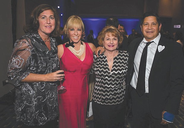 CENA DE GALA. De izq. a der.: Lydia M. Dibos, Senior Advisor de Catholic Relief Services; Nicole Quiroga, Presidenta & CEO de GWHCC; Sonia Gutiérrez; y José Antonio Tijerino, Presidente & CEO de Hispanic Heritage Foundation quien fue homenajeado por su Servicio Público en la Cena de Embajadas de GWHCC.