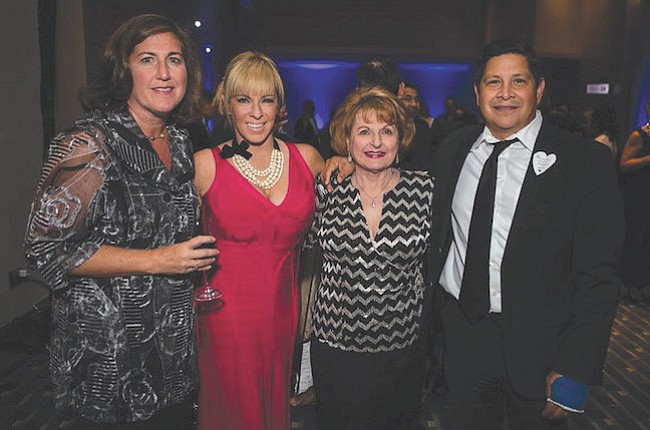 CENA DE GALA. De izq. a der.: Lydia M. Dibos, Senior Advisor de Catholic Relief Services; Nicole Quiroga, Presidenta & CEO de GWHCC; Sonia Gutiérrez; y José Antonio Tijerino, Presidente & CEO de Hispanic Heritage Foundation quien fue homenajeado por su Servicio Público en la Cena de Embajadas de GWHCC.