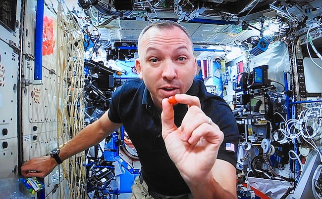 Astronauta se conecta con niños en el Museo de Aire y Espacio para compartir su amor por la ciencia