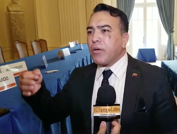 General (R) Antonio Rivero, político (perseguido por el régimen): Esto no puede quedarse en un plano simbólico, la OEA tiene un respaldo internacional. Hoy presenté ante el TSJ un documento mediante el cual solicito un procedimiento jurídico, relacionado con el establecimiento de acuerdos secretos entre la Fuerza Armada Venezolana y Cuba, que implica la pérdida de la soberanía, para ello se necesita una investigación. Yo lo hice en 2010 a través del Ministerio Público, sin embargo, eso no se cumplió y salí y con un juicio en el orden militar y civil.