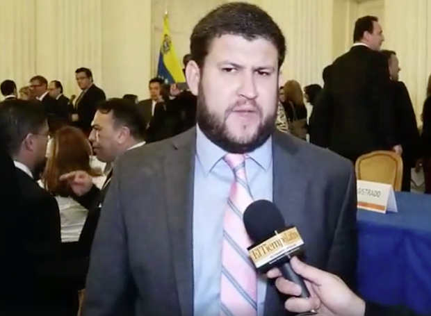 David Smolansky, alcalde del municipio El Hatillo (perseguido por el régimen): El acto de hoy no es simbólico, recordemos que fueron magistrados designados por la Asamblea Nacional, el legítimo parlamento electo por los venezolanos hace dos años. Necesitamos rescatar el Estado de Derecho, porque hoy el poder judicial es uno de los principales pilares de la dictadura, con más de 90% de impunidad, persiguiendo a cualquiera que piense distinto y avalando la represión de los cuerpos de seguridad.